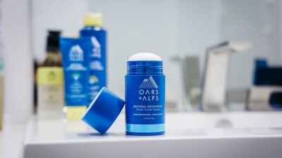 2022/05/Deodorant-That-Doesnt-Stain-Clothes-Oars-Alps-Natural-Deodorant-Fresh-Ocean-Splash-on-Counter.jpg