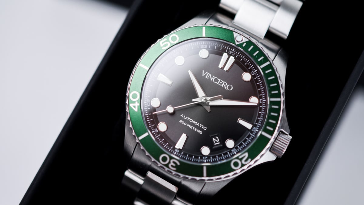 Vincero Argo Review Green Bezel and Black Dial Close Up
